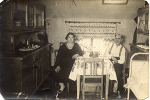 Ehepaar in Wohnküche 1930